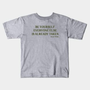 Oscar Wilde quote, green Kids T-Shirt